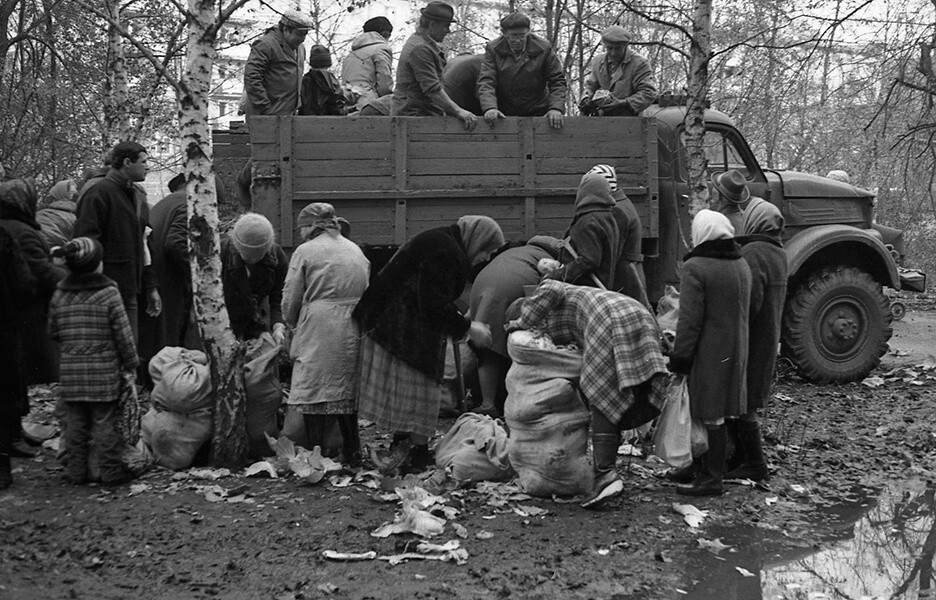 Привезли капусту. 23 сентября 1986 года. Автор: Александр Бобкин. Новокузнецк.
