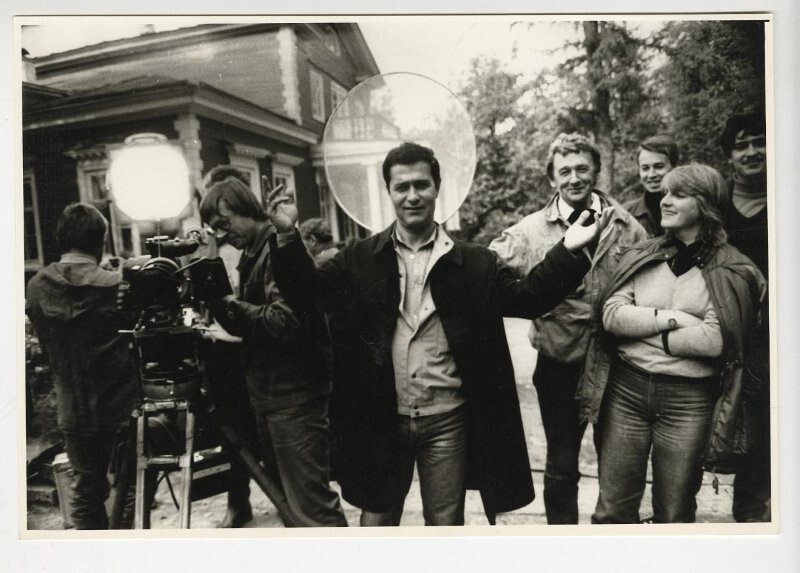 Роман Балаян на съемках фильма «Храни меня, мой талисман». Сентябрь 1985 года. Автор: Игорь Гневашев. Горьковская область, село Большое Болдино.