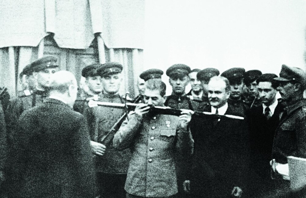 5. Сталин принимает от Черчилля наградной меч, подаренный королём Великобритании Георгом VI защитникам Сталинграда. Тегеран, 1943 год