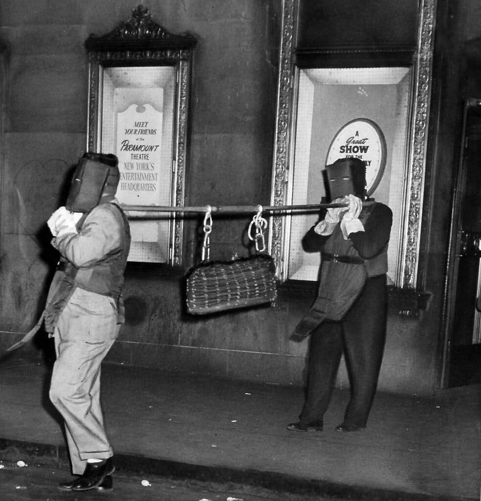 9. Сапёры обезвреживают бомбу, Нью-Йорк, декабрь 1956 года