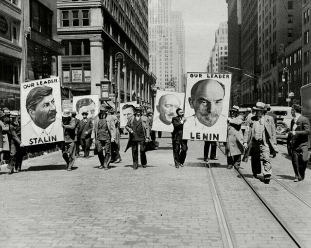 1. Коммунисты маршируют по Нью-Йорку 1 мая 1935 года
