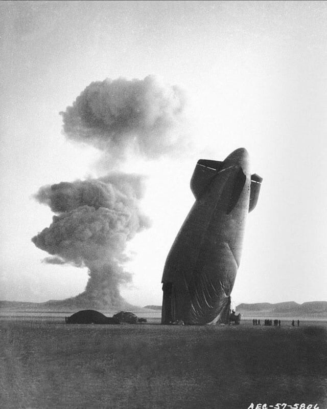 12. Дирижабль, разрушенный ударной волной ядерного взрыва, Невада, 1957 год