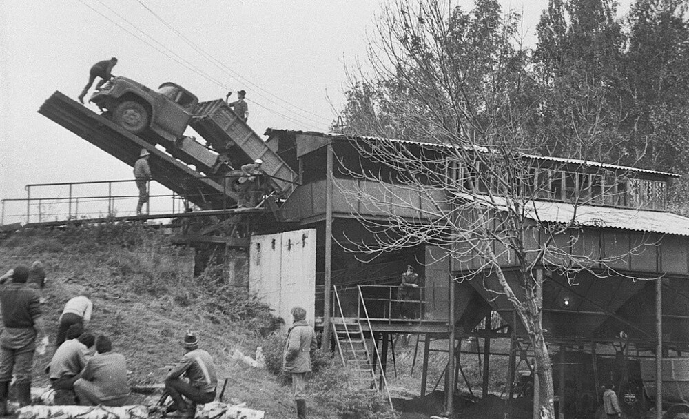 Разгрузка картофеля. Сентябрь 1981 года. Автор: Павел Сухарев. Московская область, село Мещерино.