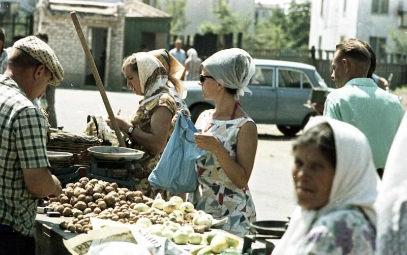 На рынке. 1967 год. Автор: Всеволод Тарасевич. Волгоградская область, Волжский.