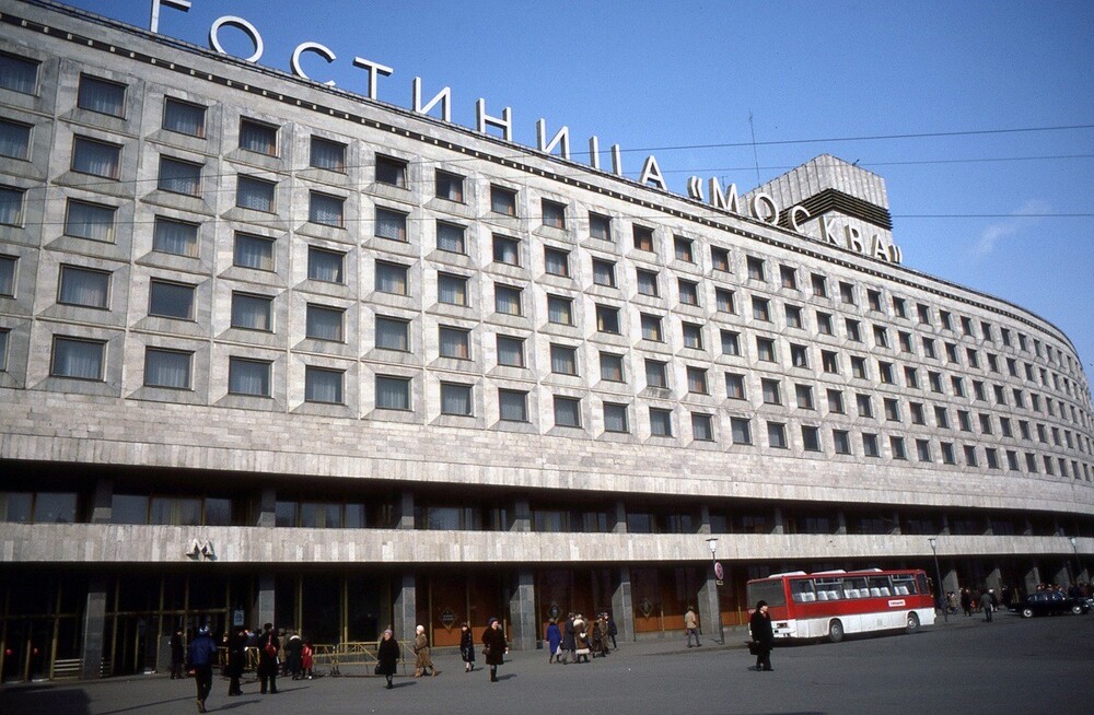 Гостиница "Москва" и вход на станцию метро "Площадь Александра Невского". 
