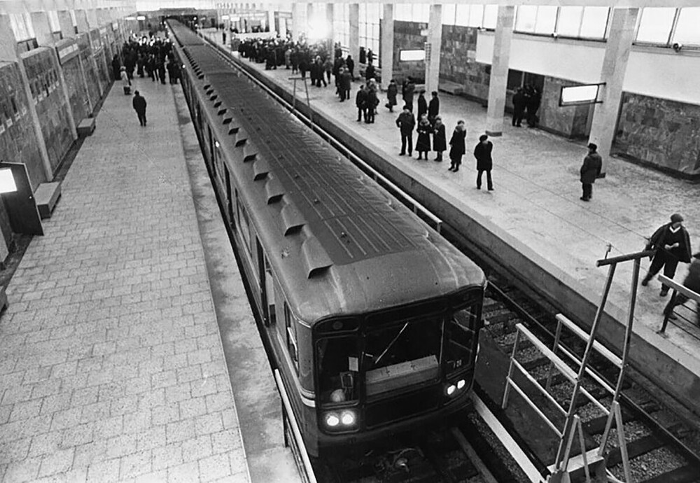 28 декабря 1984 года прямо в канун Нового года открыта конечная станция Невско-Василеостровской линии Ленинградского метрополитена "Рыбацкое"