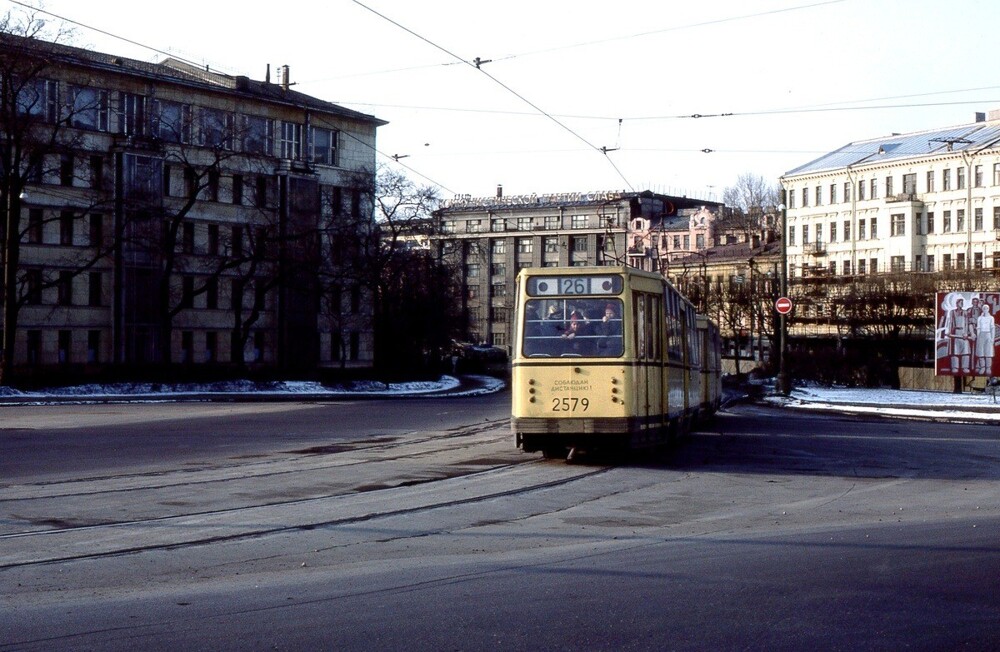 Трамвай 26 маршрута съезжает с моста Строителей (ныне - Биржевой мост) в в сторону проспекта Добролюбова.