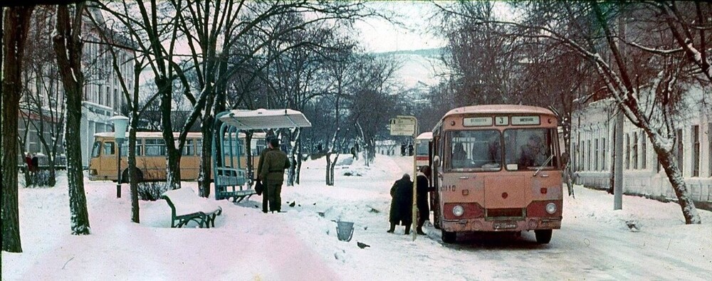 В Крыму и зима случается. Центральная остановка автобусов в Феодосии на улице Розы Люксембург (ныне это Адмиральский бульвар).