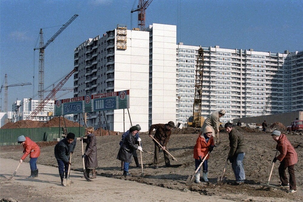 Субботник в Крылатском. На фото - разные корпуса дома 30 по Рублёвскому шоссе.