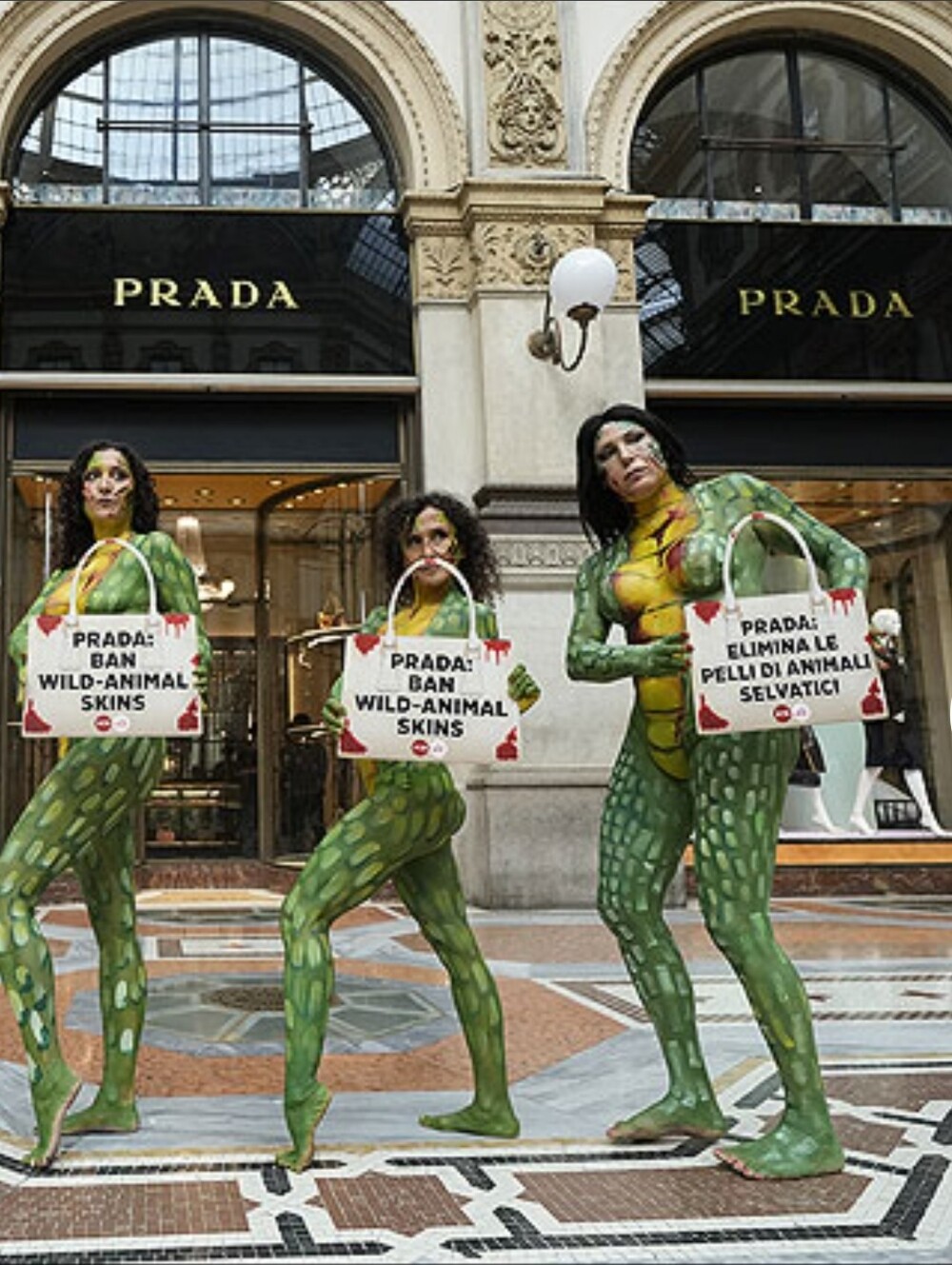 Протестуны против использования кожи и меха в этот раз на неделе моды голяком расписались под рептилоидов
