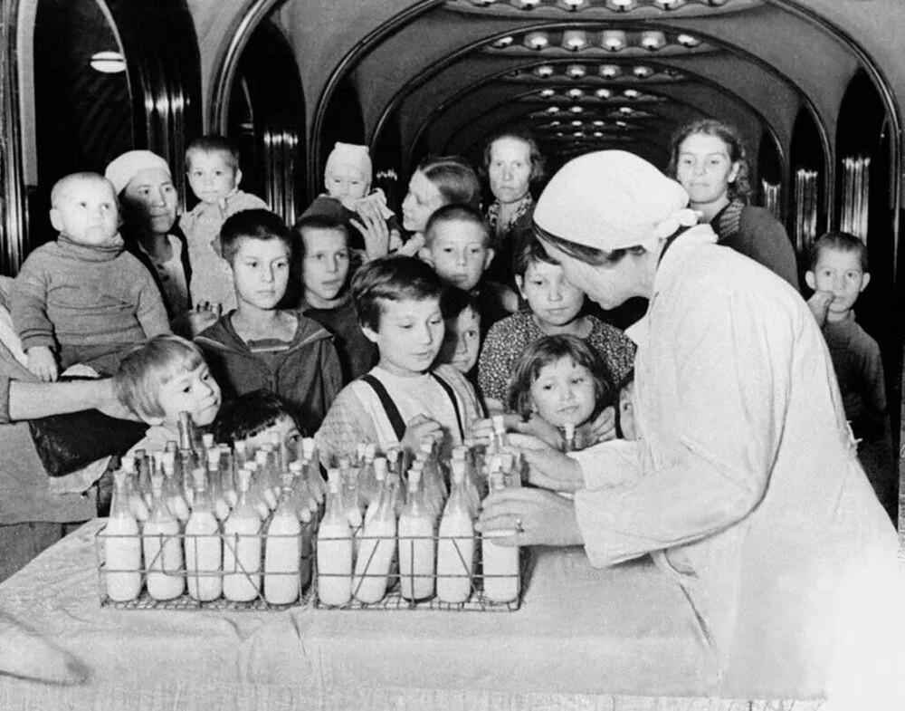 9. Раздача молока детям на станции «Маяковская» во время одной из бомбёжек в январе 1942 года