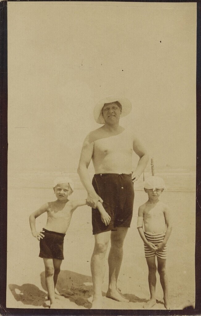 14. Фёдор Шаляпин с детьми на берегу Средиземного моря, 1907 год