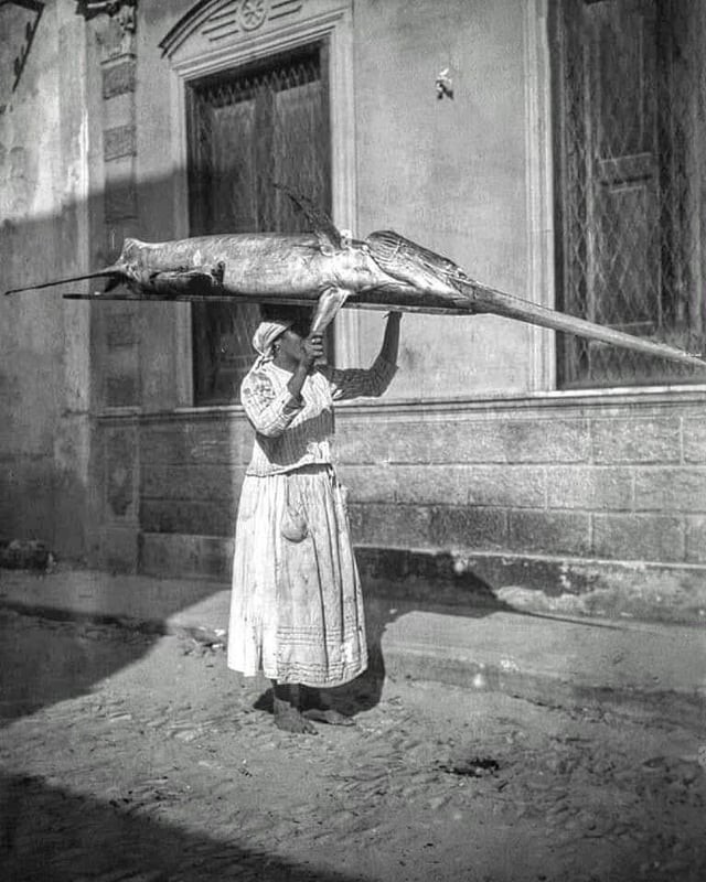 11. Женщина несёт на голове меч-рыбу. Калабрия, Италия, 1945 г.