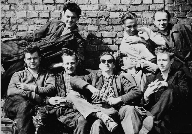 1. Ли Харви Освальд (в чёрных очках в центре) проводит время со своими коллегами в Минске, 1960 год