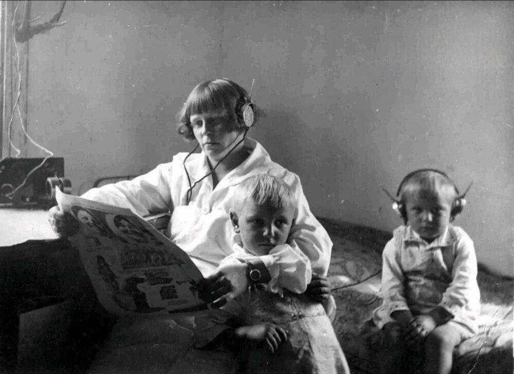 15. Мать и двое детей слушают радио, Карчев, Польша, 1932 год