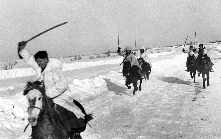 Кавалеристы лихой атакой, стреляя на скаку, отбили пушки фашистов⁠⁠