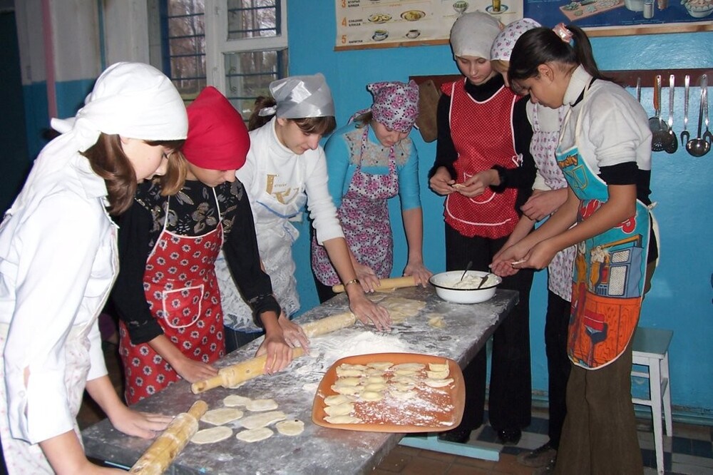 Уроки труда в советской школе. Девочки