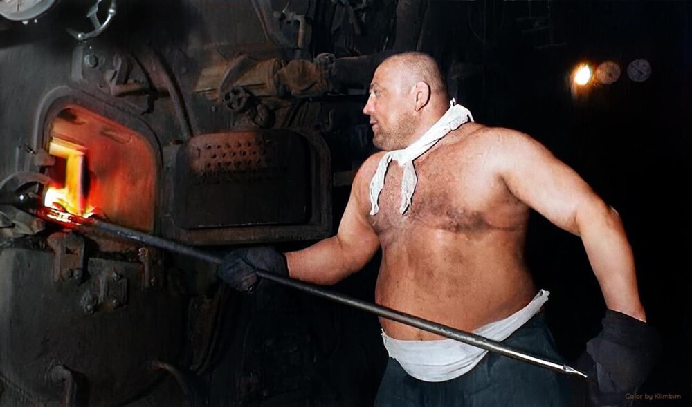 3. Кочегар Л. Павлов у топки котла