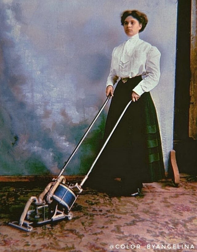 7. Женщина, тестирующая новый пылесос, 1899 год