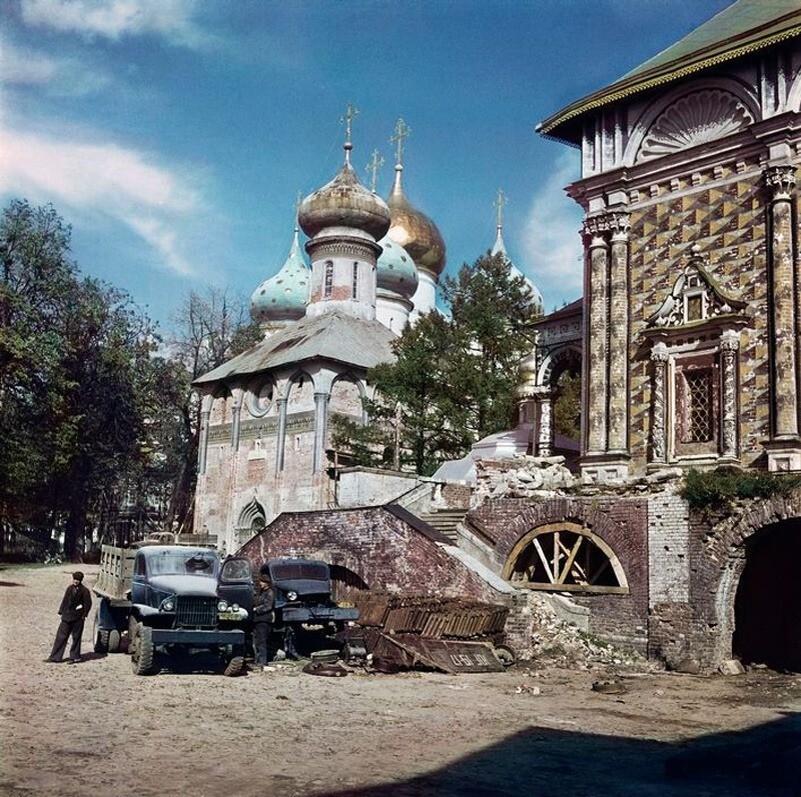 Сергиев Посад, Троице-Сергиева Лавра и лендлизовские Студебеккеры. Благодаря фотографу Роберту Капе у нас есть цветные снимки СССР тех лет.