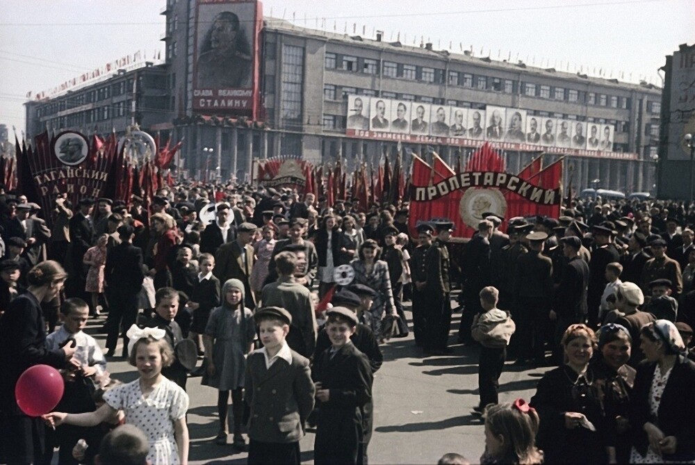 И вновь первомайская демонстрация. Но на этот раз - на Лермонтовской площади в Москве.