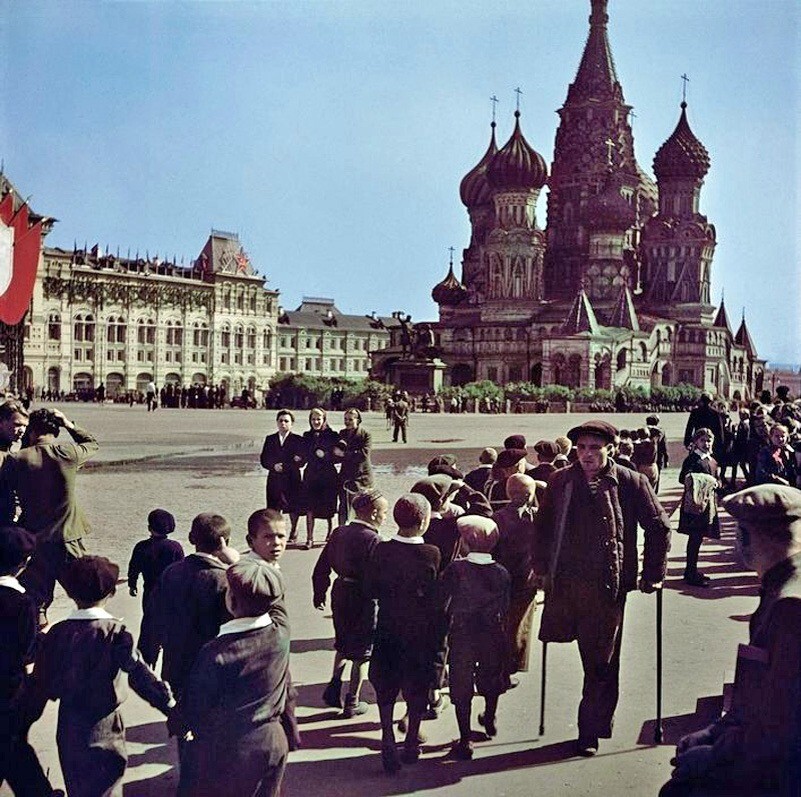 Такой была Красная площадь в 1947 году. 