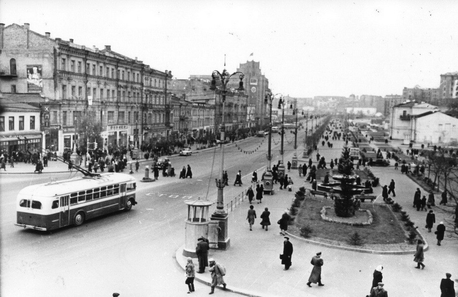 Переносимся на киевский Крещатик. У Бессарабской площади.