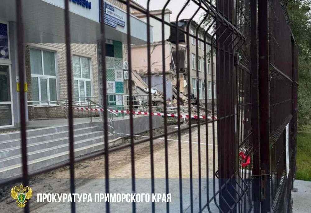 Во Владивостоке обрушилась часть здания Промышленного колледжа энергетики и связи