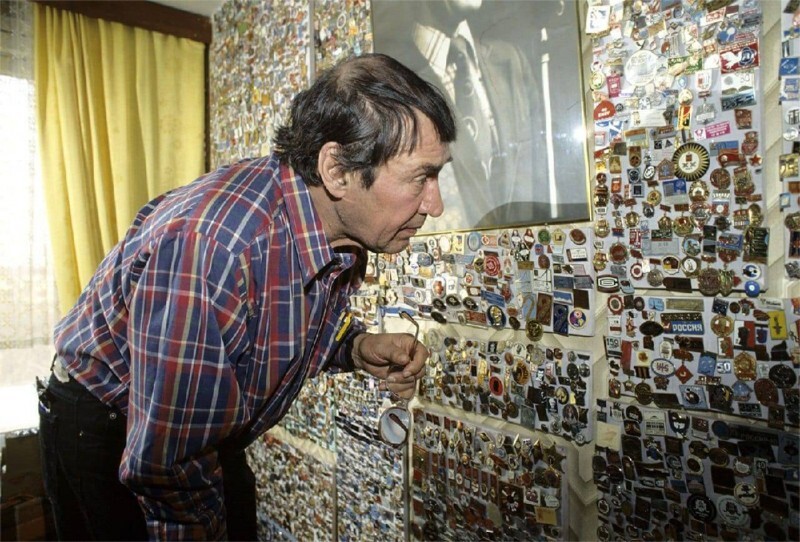 Спартак Мишулин и его коллекция значков. 1997