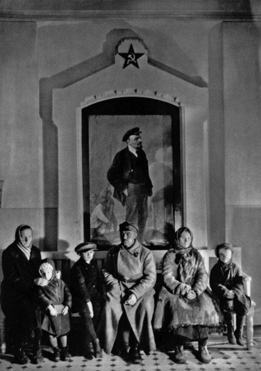 Детская больница. Ожидание в очереди. 1931 год. Москва.