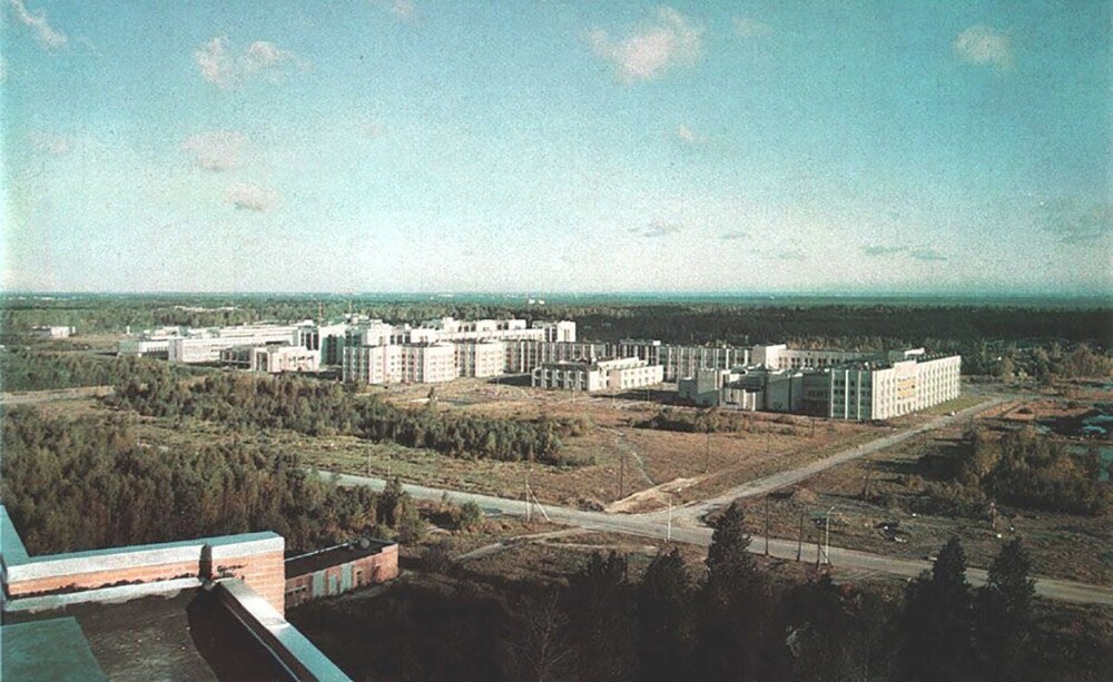 В Петергофе построен студгородок (или как сейчас модно говорить - кампус) СПБГУ. На снимке - сам университет, снятый с крыши одного из общежитий.