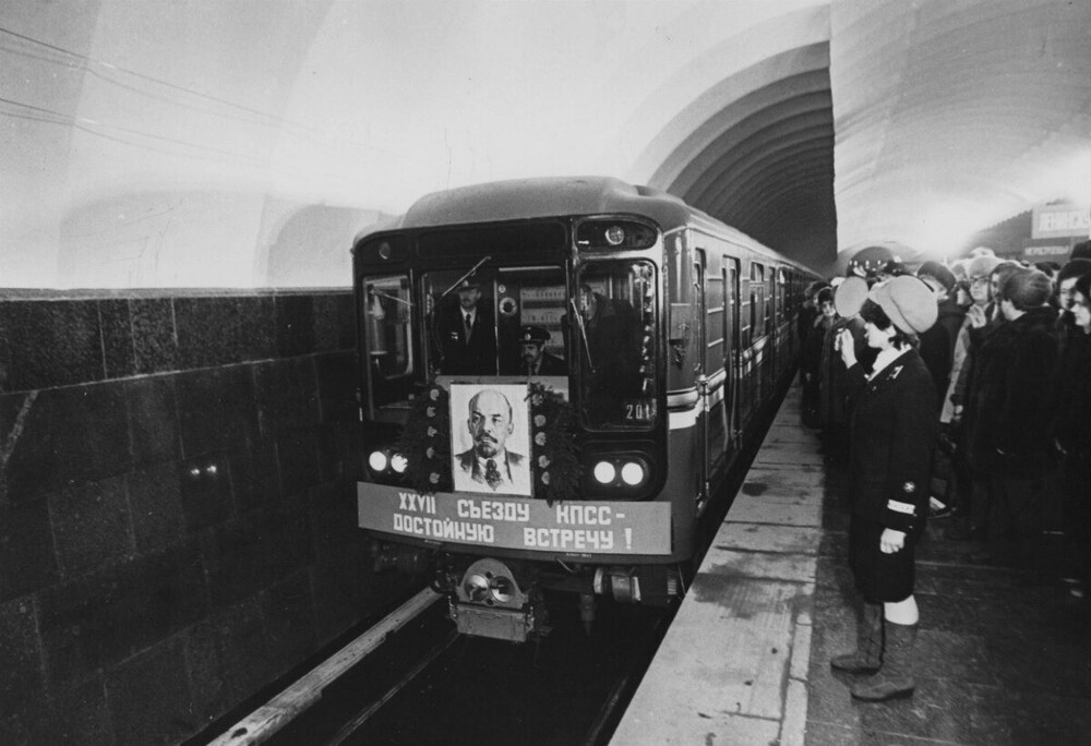 30 декабря 1985 года открыта станция метрополитена "Проспект Большевиков".
