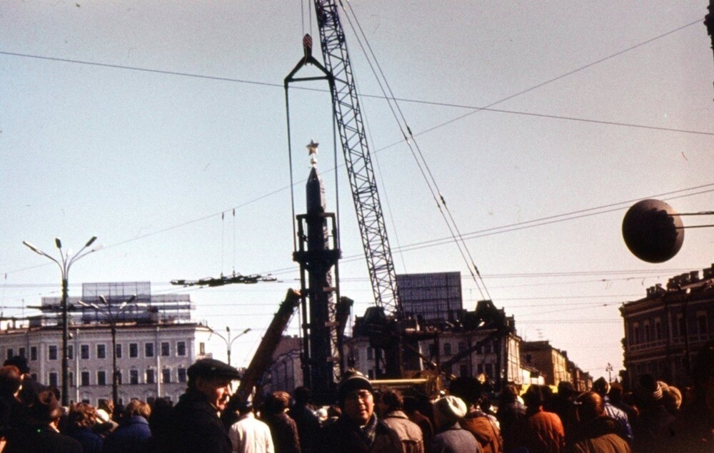 12 апреля 1985 года - Установка обелиска «Городу-герою Ленинграду» на площади Восстания.