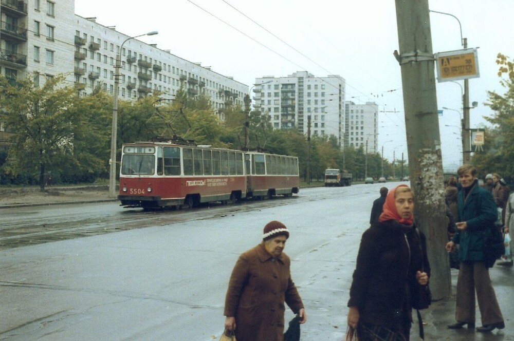 Сцепка из двух ЛМ-68М на проспекте Науки следует по 9 маршруту.