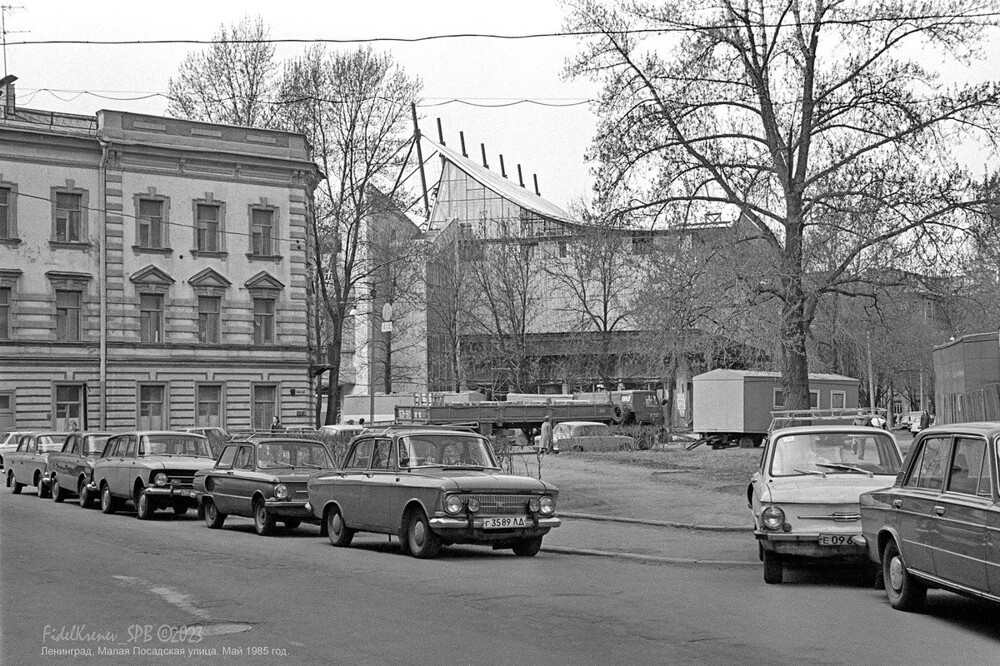 Переносимся на Петроградскую сторону. Вид на улицу Братьев Васильевых (ныне - Малая Посадская улица).