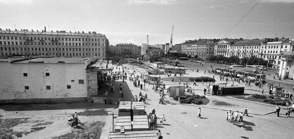 А Сенная площадь (тогда площадь Мира) выглядела вот так. На заднем плане видно строительство станции метро "Садовая" и пересадочного узла.
