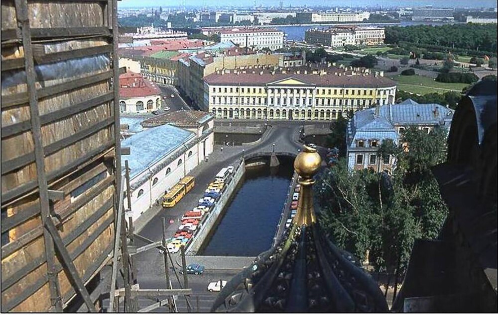 Вид с одного из куполов Спаса-на-Крови. Тройной мост ещё является автомобильной дорогой и по ней даже ходит автобус.