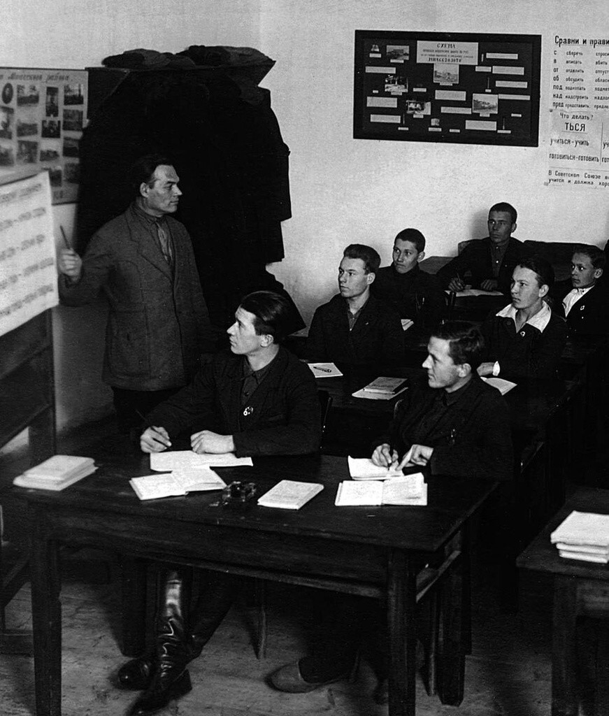 Государственный исторический музей Южного Урала. Школа для взрослых. На уроке русского языка. 1930-е годы.