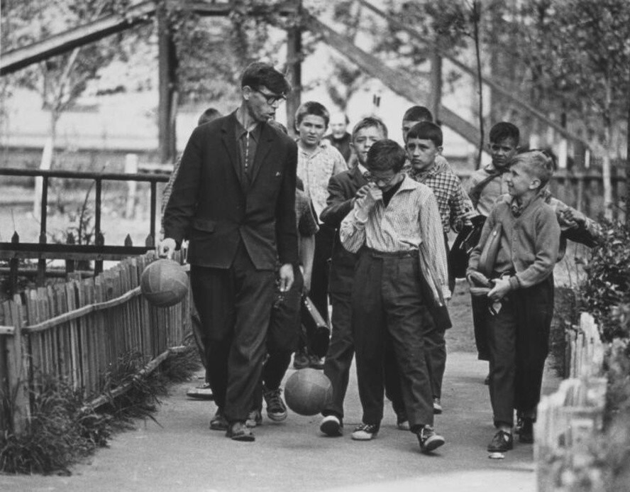  С учителем физкультуры. 1960-е годы. Всеволод Тарасевич.