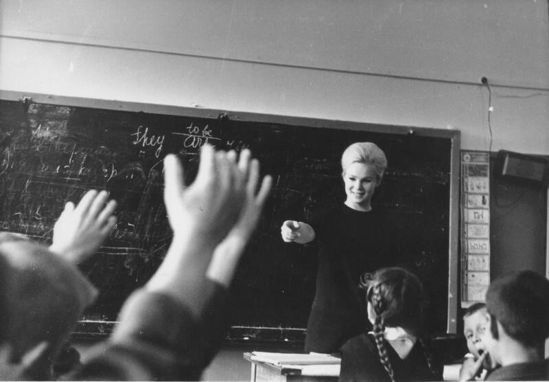 На уроке. 1965 год. Нина Свиридова, Дмитрий Воздвиженский.