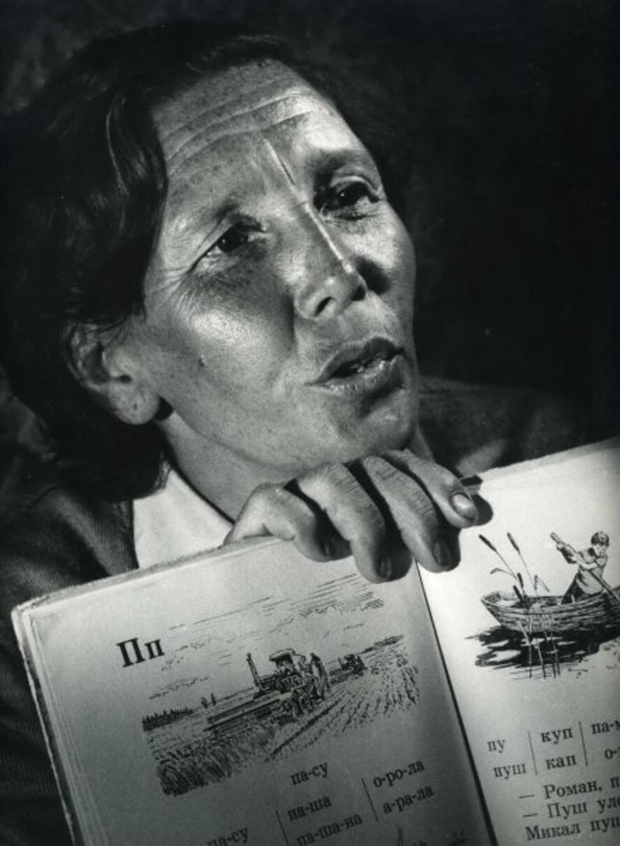 Деревенская учительница Екатерина Алексеевна Смирнова, Заслуженная учительница Марийской АССР. 1968 год. Аркадий Шишкин.