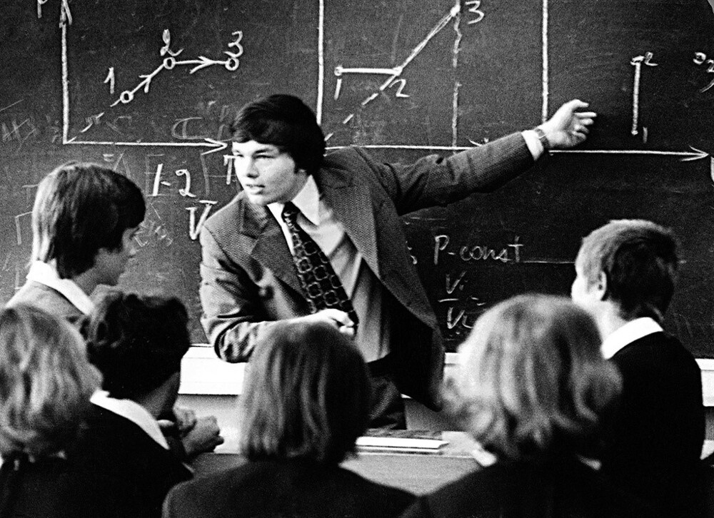 Государственный исторический музей Южного Урала. Урок физики. Преподаватель В. Н. Кеспиков. 1960-е годы. Сергей Васильев.