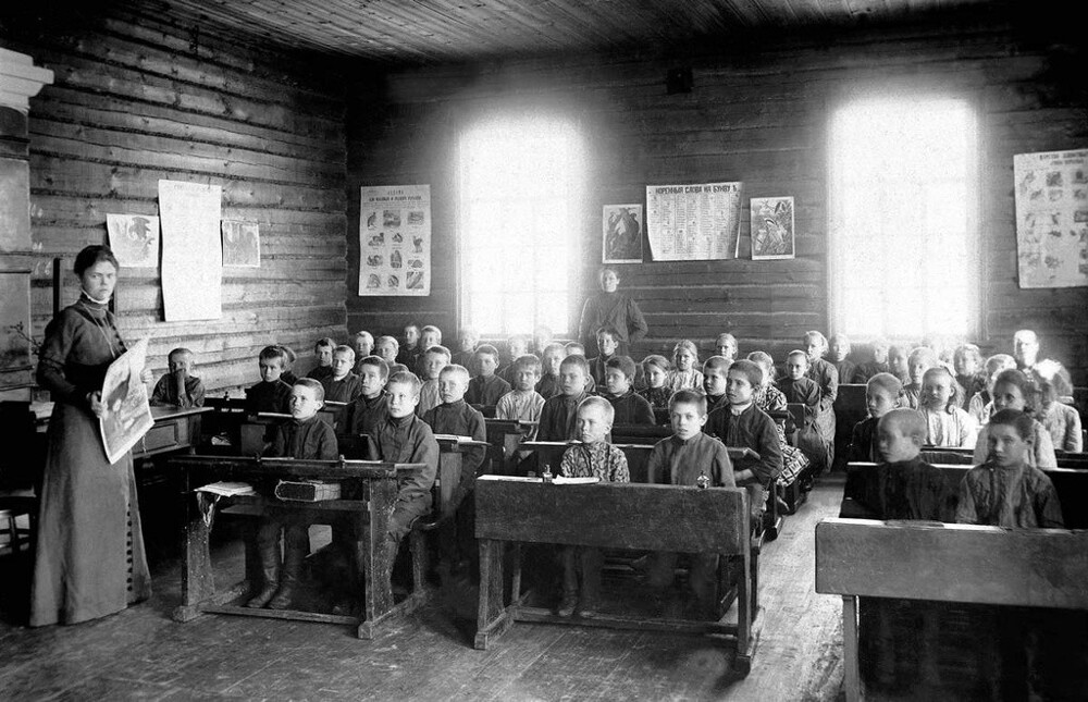 Государственный исторический музей Южного Урала. Земская школа. Урок ведет Серафима Александровна Мышкина. 1908-1912 годы.