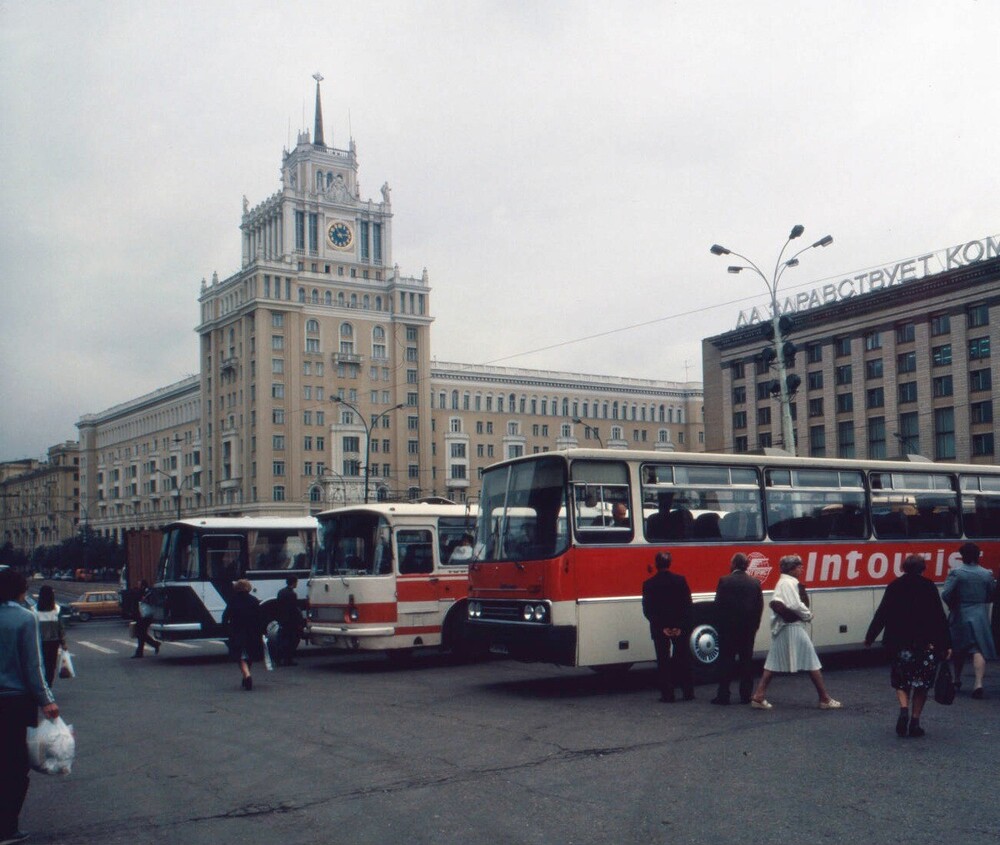 Площадь Маяковского и такие родные автобусы Икарус и ЛАЗ.
