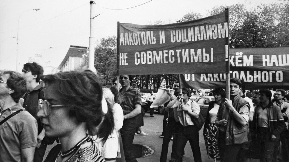 Митинг в поддержку антиалкогольной кампании Горбачёва. Место действия - улица Горького (ныне - Тверская).