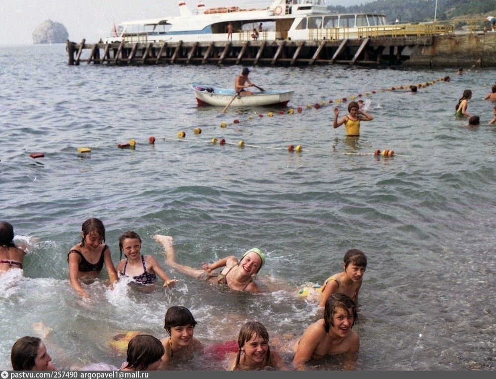 Дети купаются на пляжах Артека.