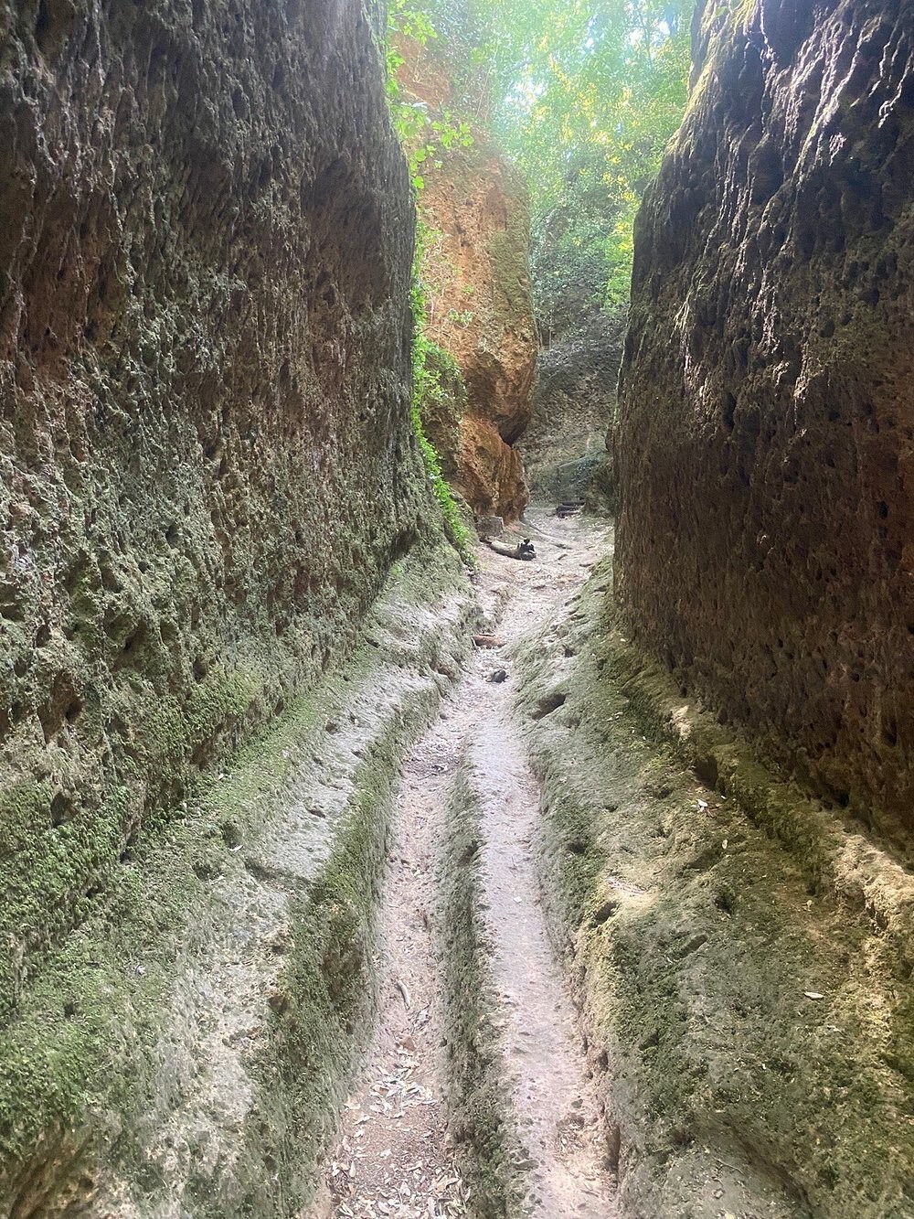 Тайна тосканских дорог, прорезанных в камне