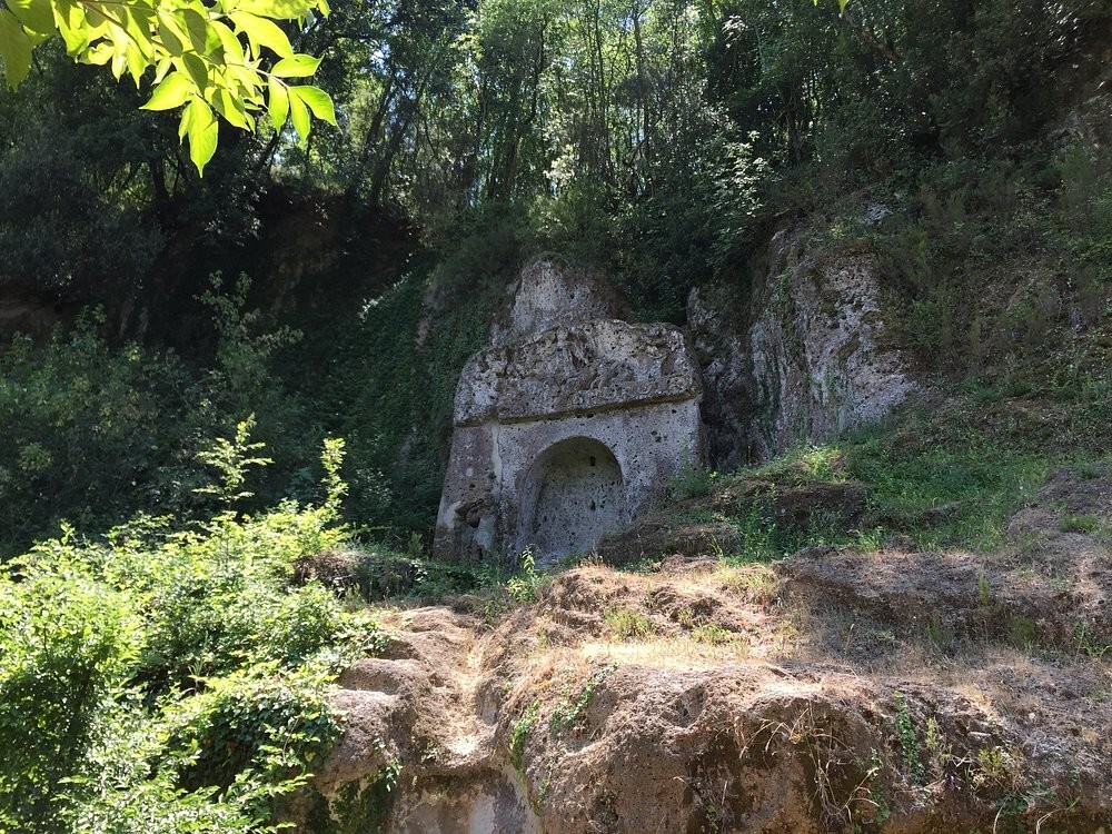 Тайна тосканских дорог, прорезанных в камне