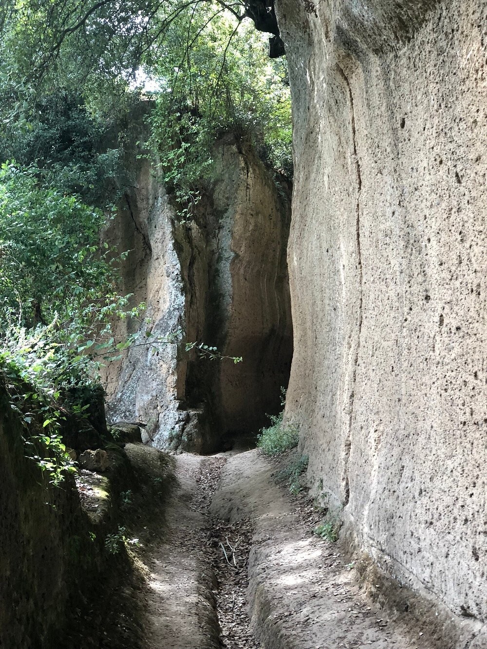 Тайна тосканских дорог, прорезанных в камне