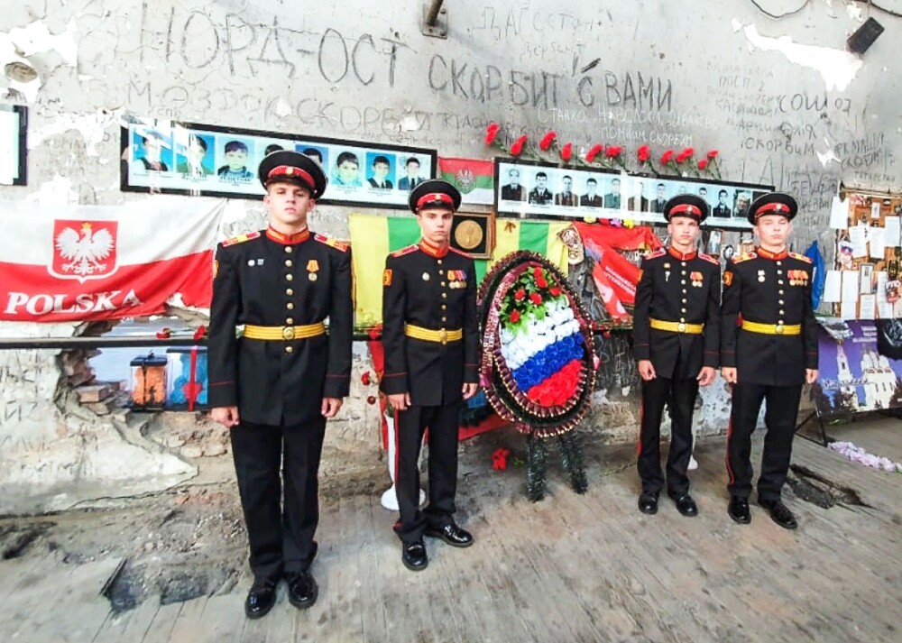 Суворовцы 1‑й роты МСВУ Михаил Кондратьев, Максим Ершов, Михаил Сажнев и Андрей Белинский. Мемориальная школа № 1. Город Беслан